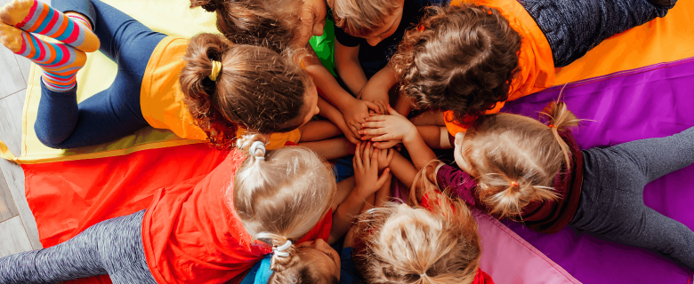 Zabawy sensoryczne w domu i przedszkolu: proste pomysły bez specjalistycznego sprzętu.