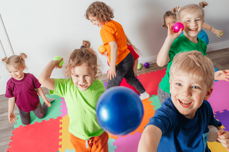Zabawy ruchowe w przedszkolu - 5 sprawdzonych pomysłów, które pokochają przedszkolaki